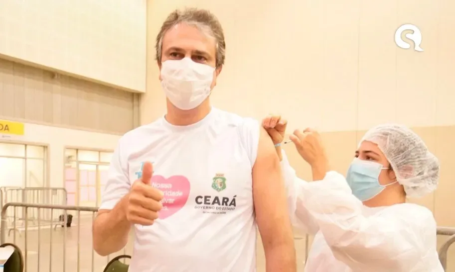 Governador Camilo Santana é vacinado contra a Covid-19 no Centro de Eventos, em Fortaleza