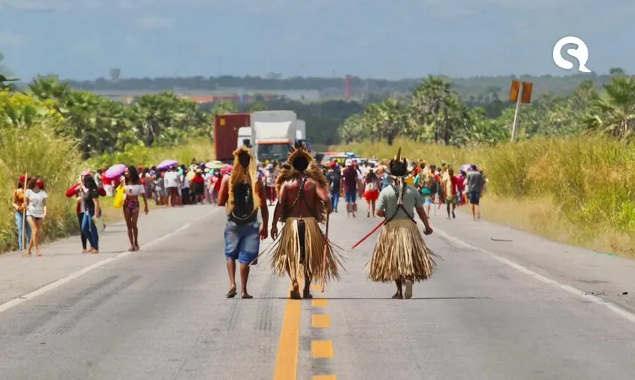 Povos indígenas cearenses fecham rodovia em protesto contra projeto sobre demarcação de terras