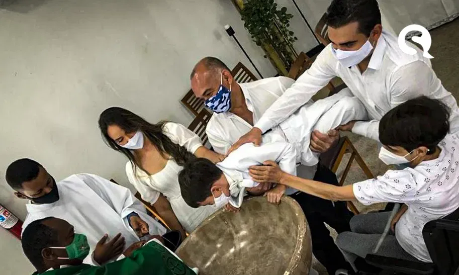 Menino de 6 anos viraliza após dar sermão em diácono: ‘não tá sabendo batizar, não?’