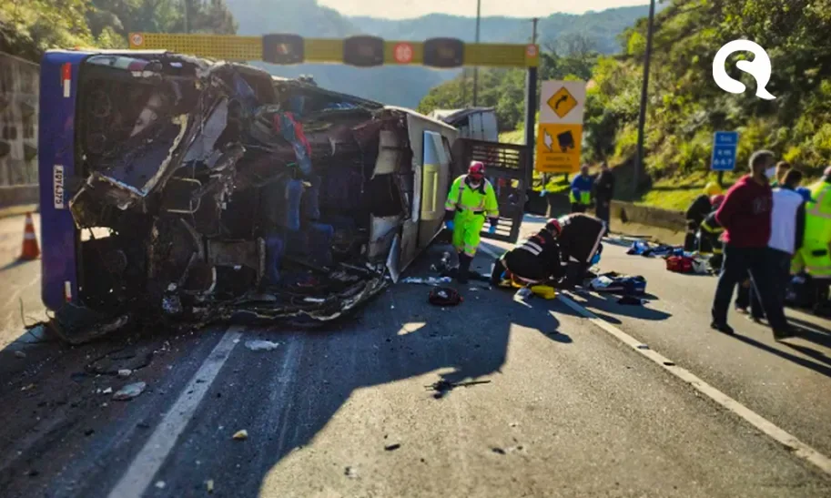Ônibus do time do Umurama Futsal tomba e deixa 2 mortos e 20 feridos