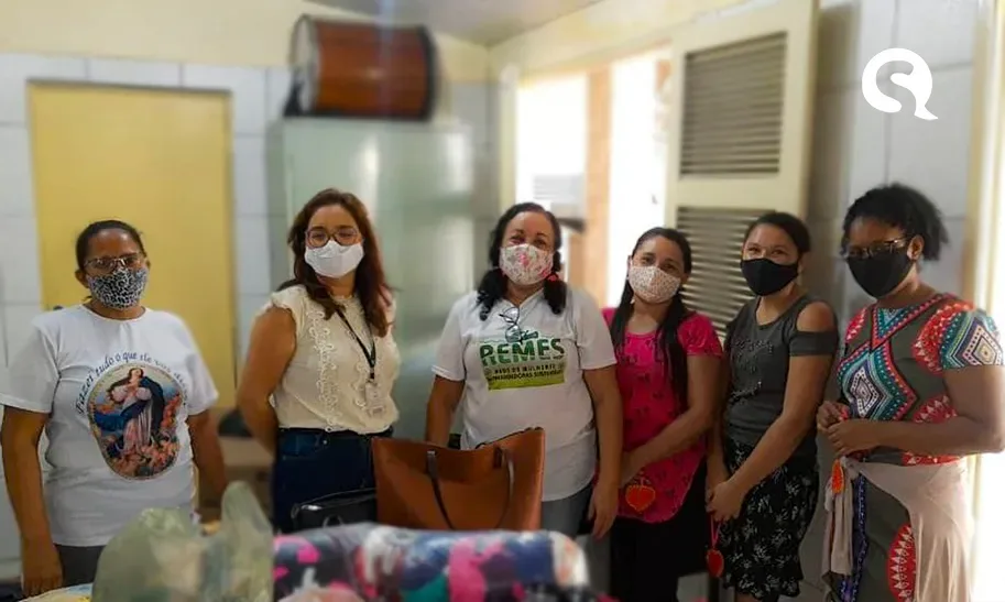 Projeto transforma retalhos de roupa em cobertores para serem doados às pessoas em situação de rua