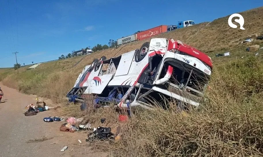 Ônibus que vinha para o Ceará cai de ribanceira em SP deixando pelo menos 3 mortos e 37 feridos