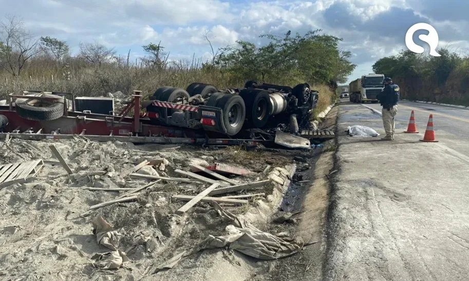 Tragédia | Motorista morre carbonizado após caminhão capotar na BR 222