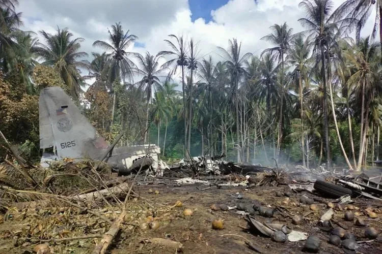 Ao menos 45 mortos em queda de avião militar nas Filipinas
