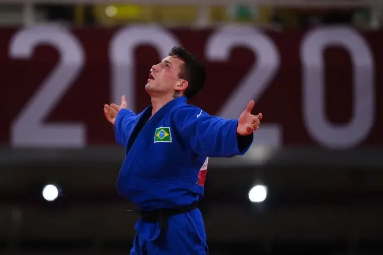 “Enquanto você dormia dia 2”: primeiras medalhas do Brasil, 100% no vôlei e no surfe e recorde