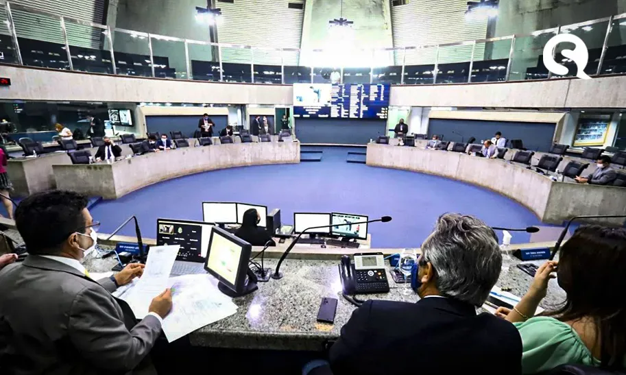 Deputados aprovam projeto que pune servidores não vacinados contra a Covid-19 no Ceará