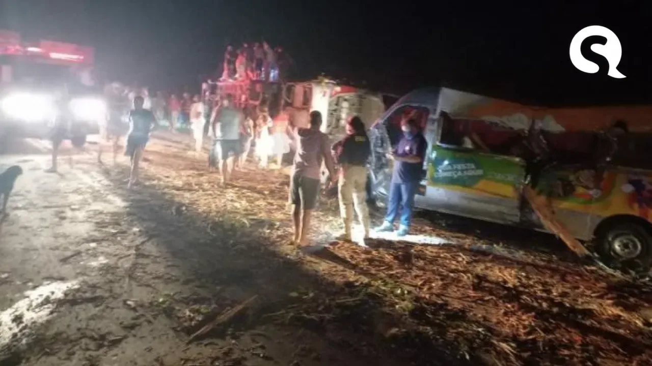 Acidente entre caminhão bitrem, ônibus e van deixa ao menos 12 mortos na Bahia
