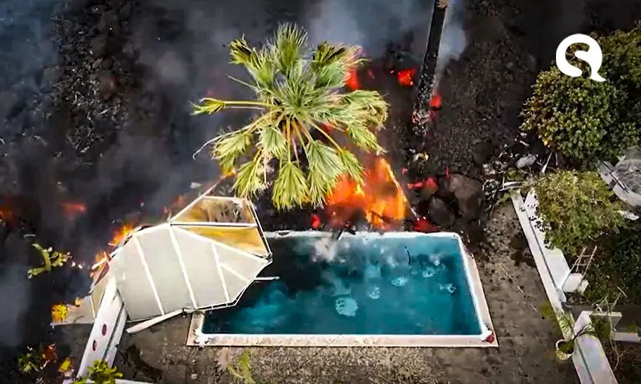 Drone flagra momento em que lava do vulcão Cumbre Vieja atinge piscinas em La Palma