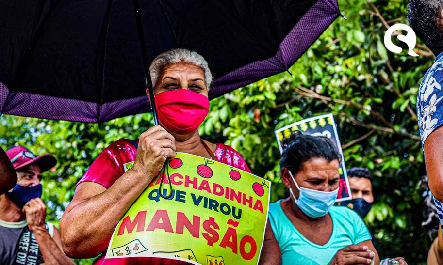 MTST protesta contra a inflação e fome em frente à mansão de Flávio Bolsonaro