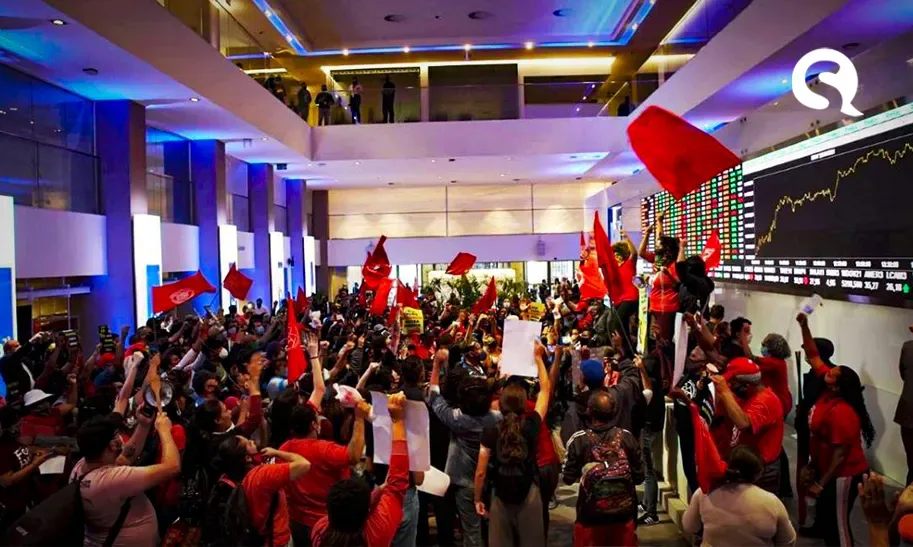 Militantes do MTST ocupam prédio da Bolsa de Valores em São Paulo