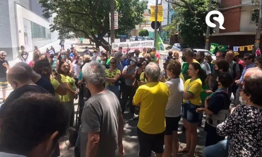 Sócios do Minas Tênis Clube protestaram no clube contra a demissão de Maurício Souza