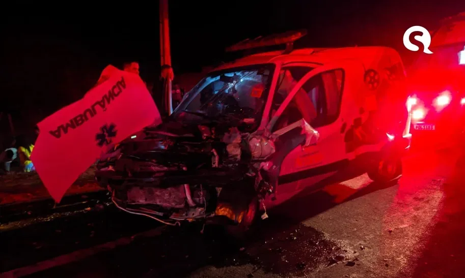 Colisão entre carro e ambulância deixa seis feridos na cidade de Acaraú-CE