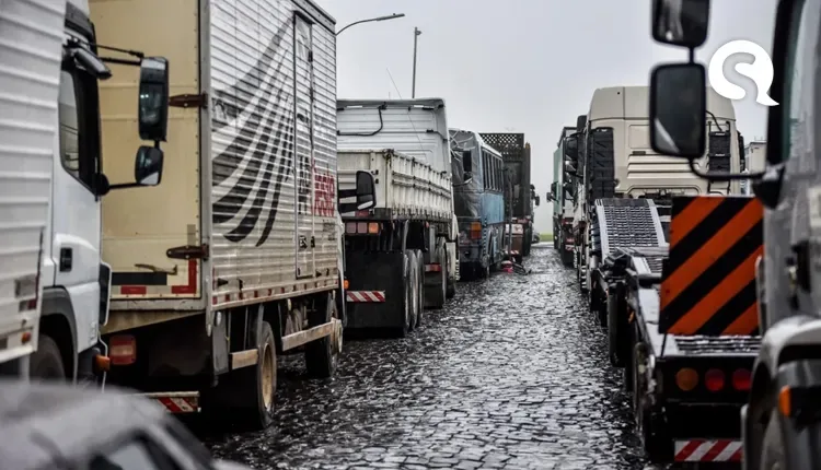 Governo desmarca reunião com caminhoneiros, e greve ganha força dentro da categoria