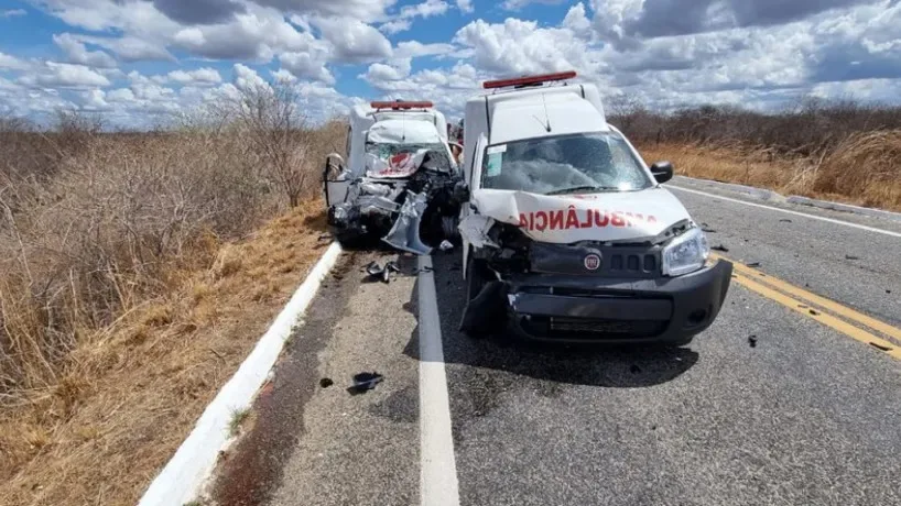 Acidente entre ambulâncias e carro deixa dois mortos na CE-138