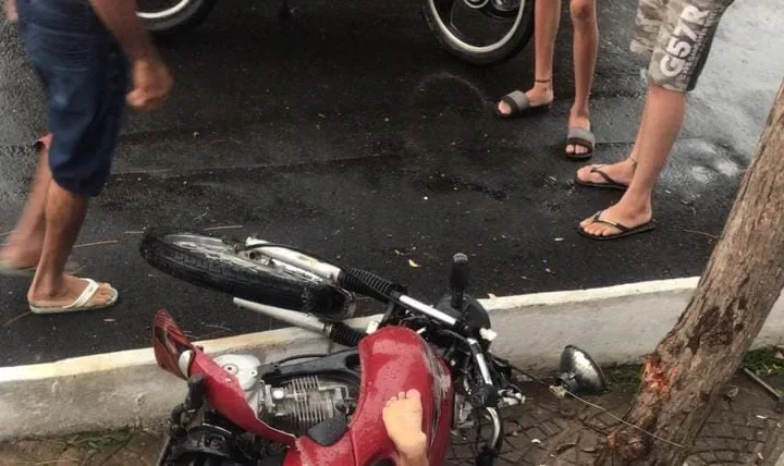 Homem perde controle de motocicleta e morre após bater em árvore na zona rural de Santana do Acaraú