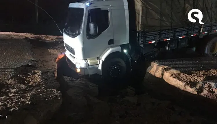 Temporal alaga ruas, inunda casas e deixa carros submersos em Tianguá