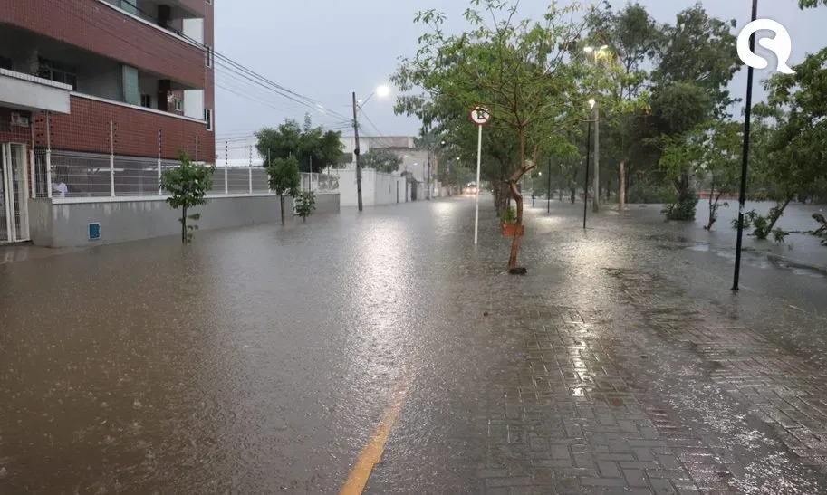 Chuva forte causa alagamentos em vários pontos de Sobral