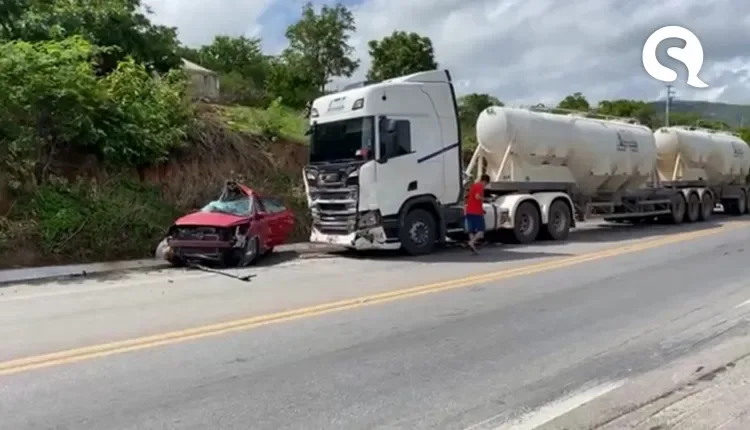 Duas pessoas morrem em acidente entre carreta e carro em Itapajé