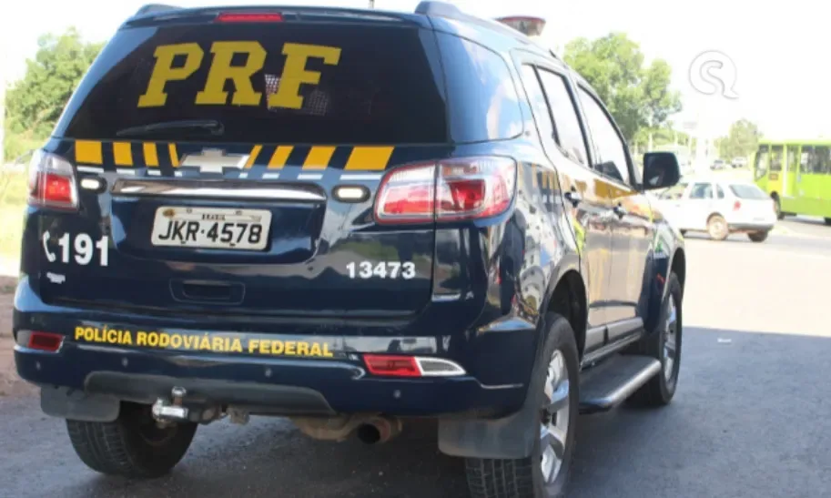 Polícia Rodoviária Federal presta socorro a mulher que passou mal duarante viagem