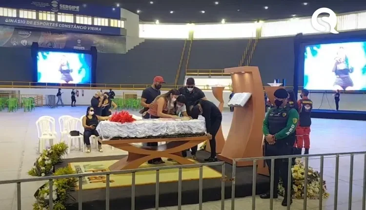 Velório de Paulinha Abelha: marido não sai do lado do caixão e parceira musical precisa ser medicada