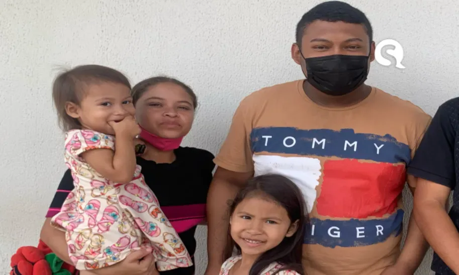 Família vende docinhos todos os dias no centro de Tianguá, para levar o “pão de cada dia” para casa.