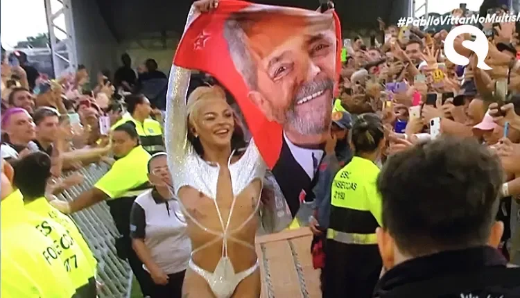 Pabllo Vittar levanta bandeira de Lula e grita “Fora, Bolsonaro” em show no Lollapalooza