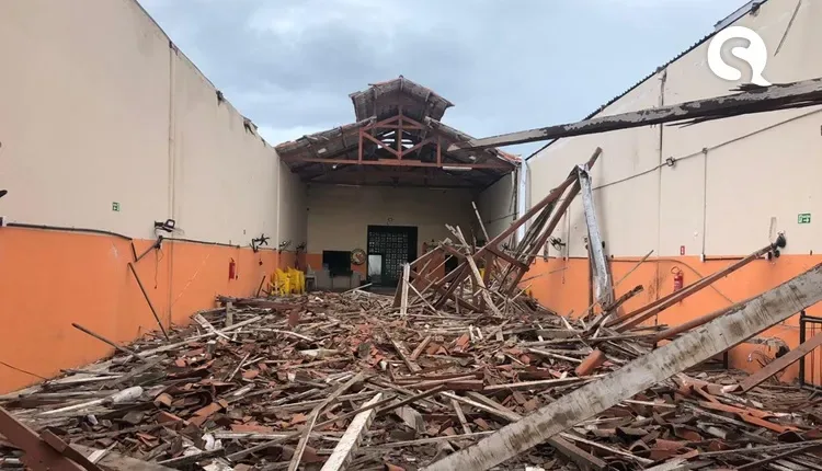 Telhado de escola de samba desaba com chuva e uma mulher fica ferida