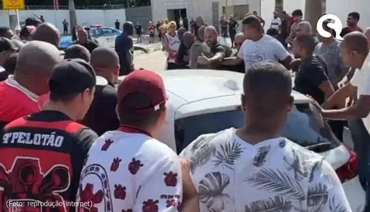 Jogadores do Flamengo são atacados por torcedores em chegada a treino