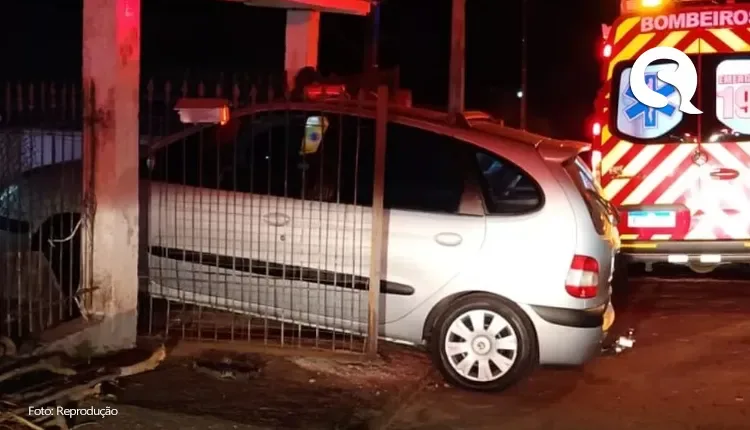 Idosa confunde pedais do carro, atropela e mata filha na frente de casa
