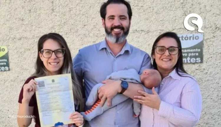 Trisal vai à Justiça por não conseguir registrar bebê em nome dos três pais