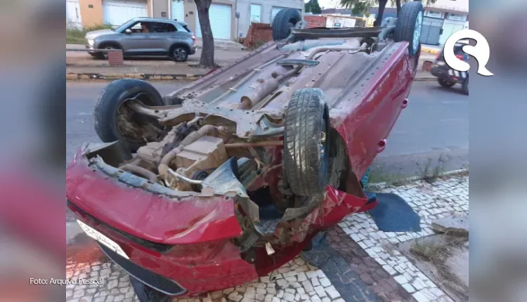 Presidente do clube Guarany de Sobral perde o controle do carro, colide em poste e capota veículo