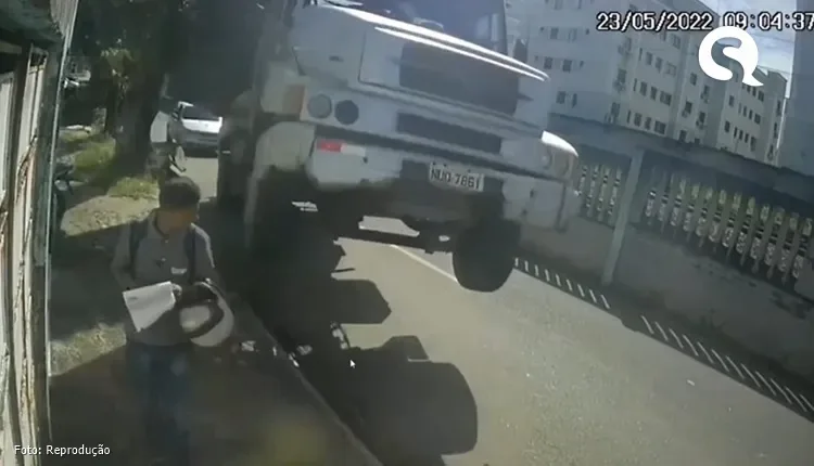 Vídeo: homem escapa de ser esmagado por caminhão no Ceará