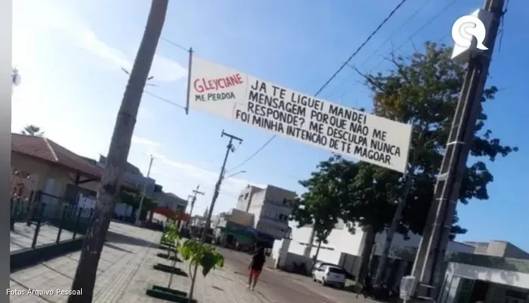 Após ‘loucura de amor’, jovem tenta reconquistar a ex-namorada com faixa pendurada em praça de cidade do Ceará