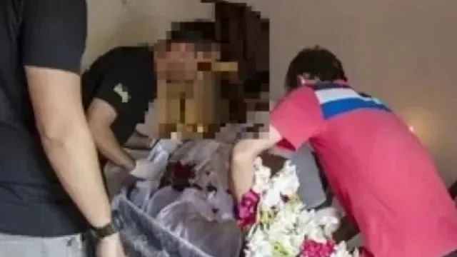 Susto: mulher “acorda” em seu próprio velório e bate 3 vezes no caixão