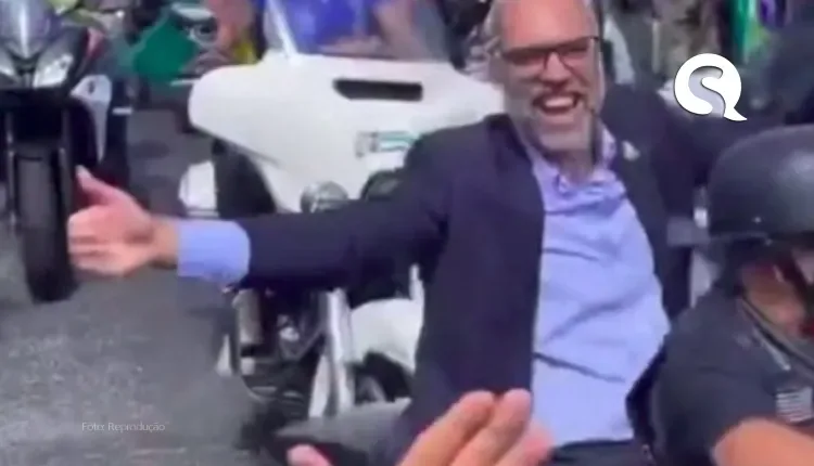 Foragido, blogueiro Allan dos Santos vai a motociata de Bolsonaro nos EUA