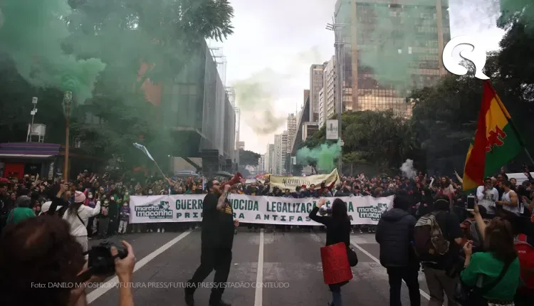 Manifestantes fazem Marcha da Maconha em São Paulo