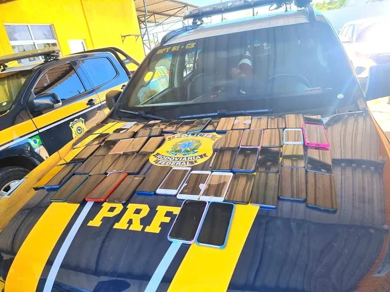 Polícia Rodoviária Federal apreende 55 celulares em abordagem na BR 222