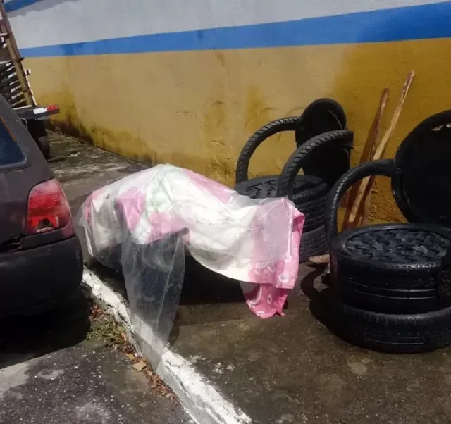 Homem leva corpo da mãe em carro de mão para cemitério no interior