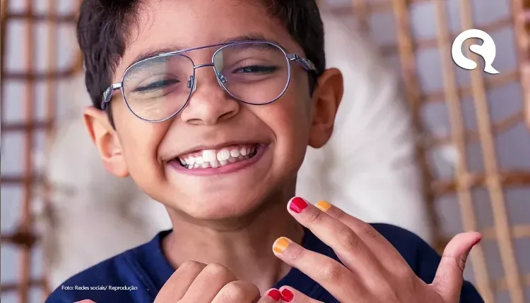Casal de influenciadores atende desejo de filho de 8 anos que queria pintar as unhas: ‘Ele é livre’