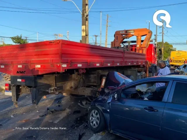 Motorista com sinais de embriaguez foge após bater carro em caminhão em avenida no Ceará