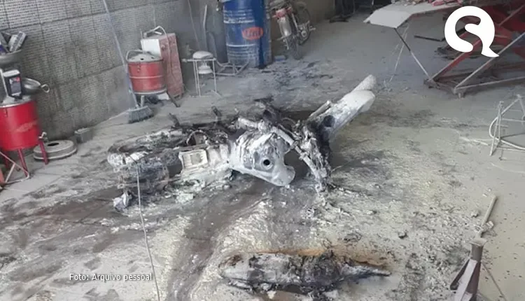 Motocicleta pega fogo, explode e deixa três homens feridos com queimaduras em oficina no Ceará