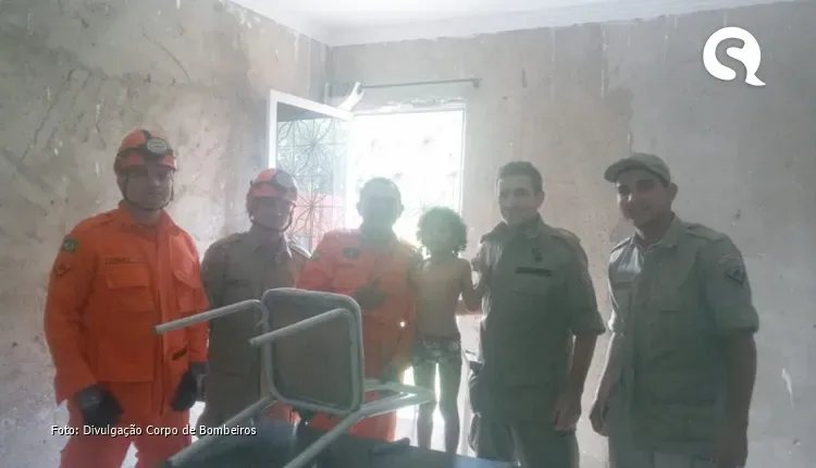 Criança de 4 anos fica com cabeça presa em cadeira e é resgatada pelos bombeiros