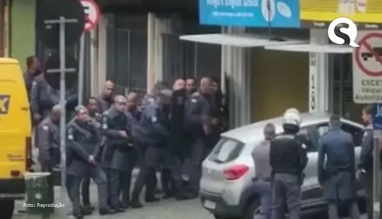 Bandidos em fuga invadem escola de inglês e fazem reféns em São Paulo
