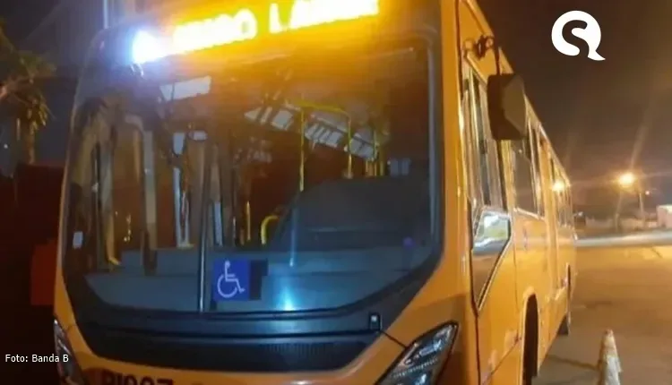 Após despejo, homem sequestra ônibus e manda motorista derrubar muro