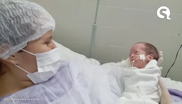 Mãe conhece filha após 25 dias do nascimento na Santa Casa de Sobral