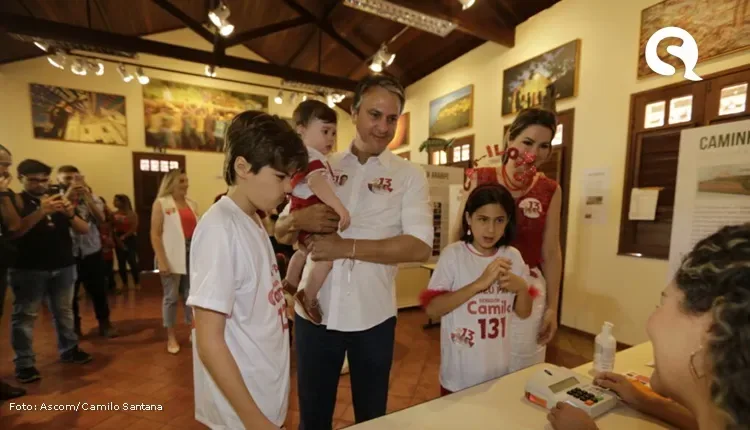 Candidato ao Senado, Camilo Santana vota em Barbalha