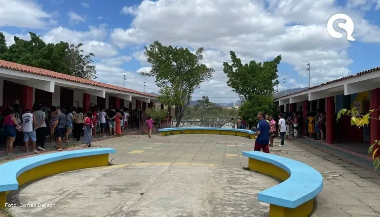 Locais de votação têm movimentação intensa, e cearenses enfrentam fila para votar