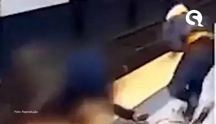 homem é empurrado para os trilhos do metrô de Nova York