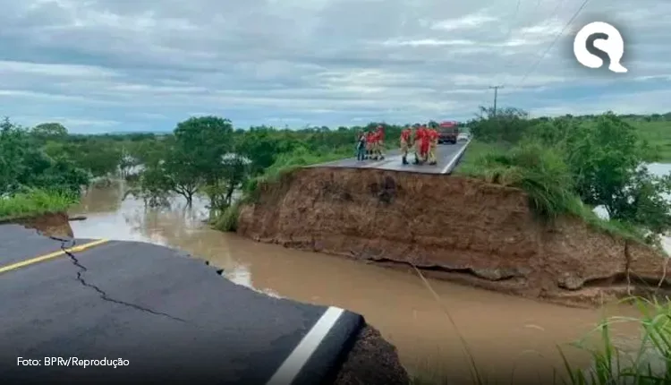 Três carros são “engolidos” por cratera em Sergipe; uma pessoa morreu