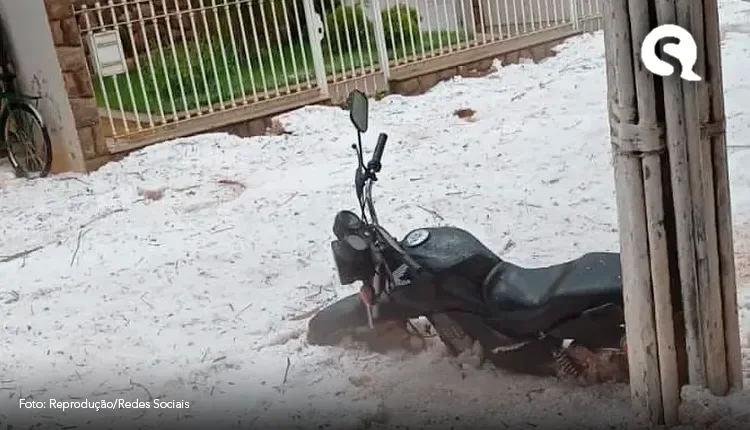 VÍDEO: temporal com granizo deixa gelo pelas ruas de diversas cidades do interior de MG